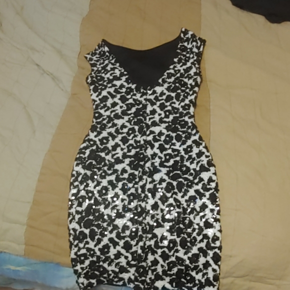 Guess black and white dreas - Picture 2 of 3